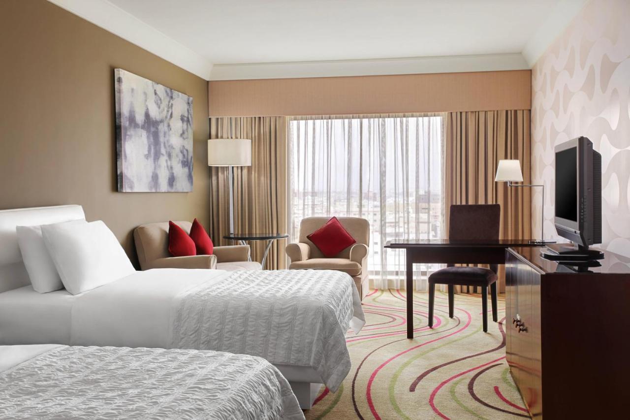 Le Meridien Jeddah Exterior photo A guest room at the Sheraton Jumeirah Hotel