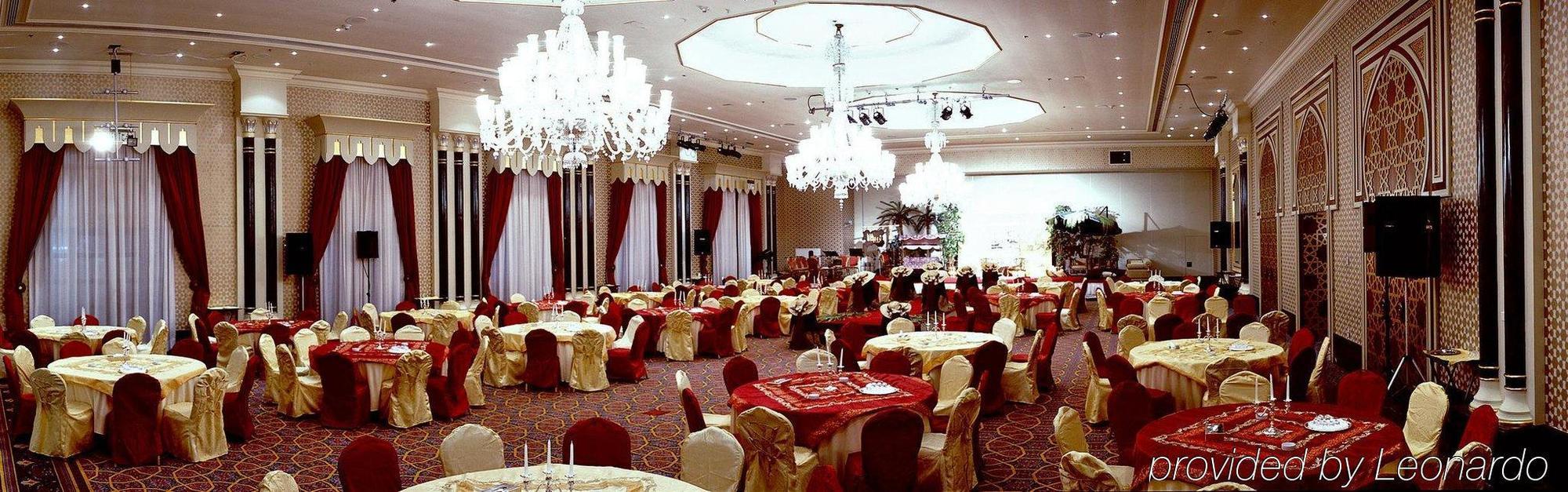 Le Meridien Jeddah Restaurant photo A banquet hall