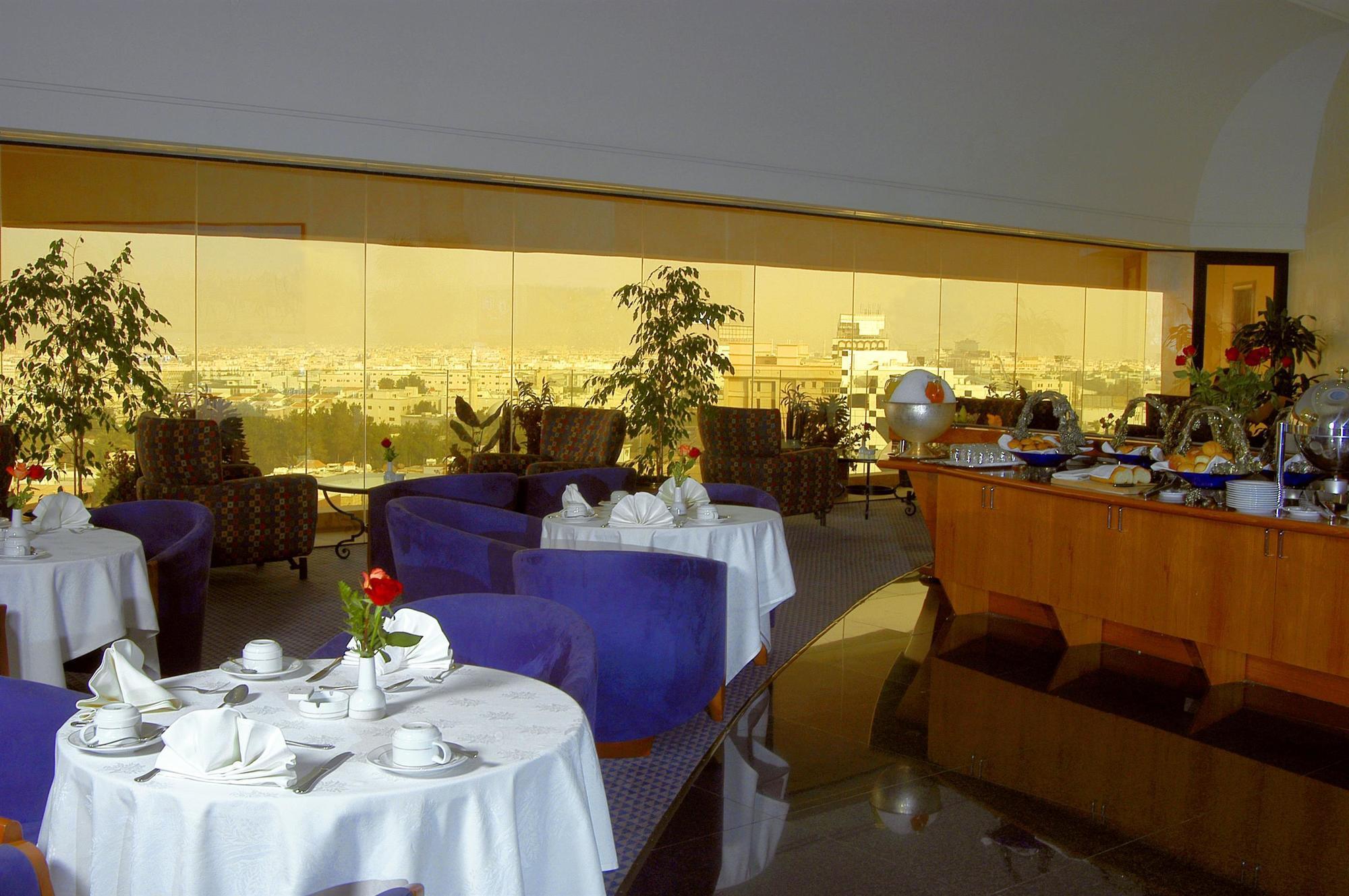 Le Meridien Jeddah Exterior photo The restaurant