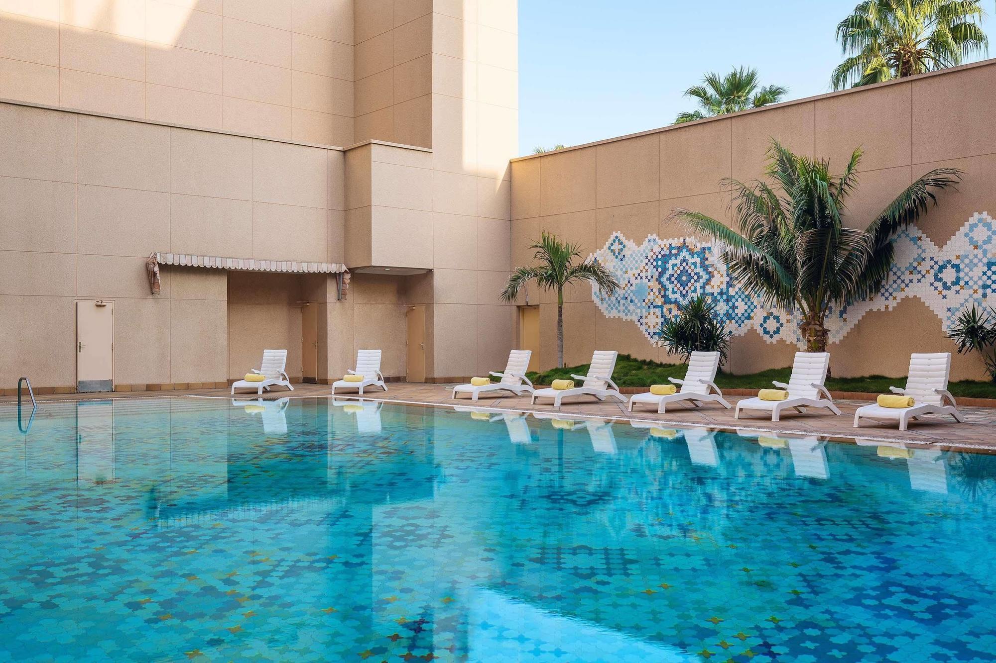 Le Meridien Jeddah Exterior photo Swimming pool at the hotel