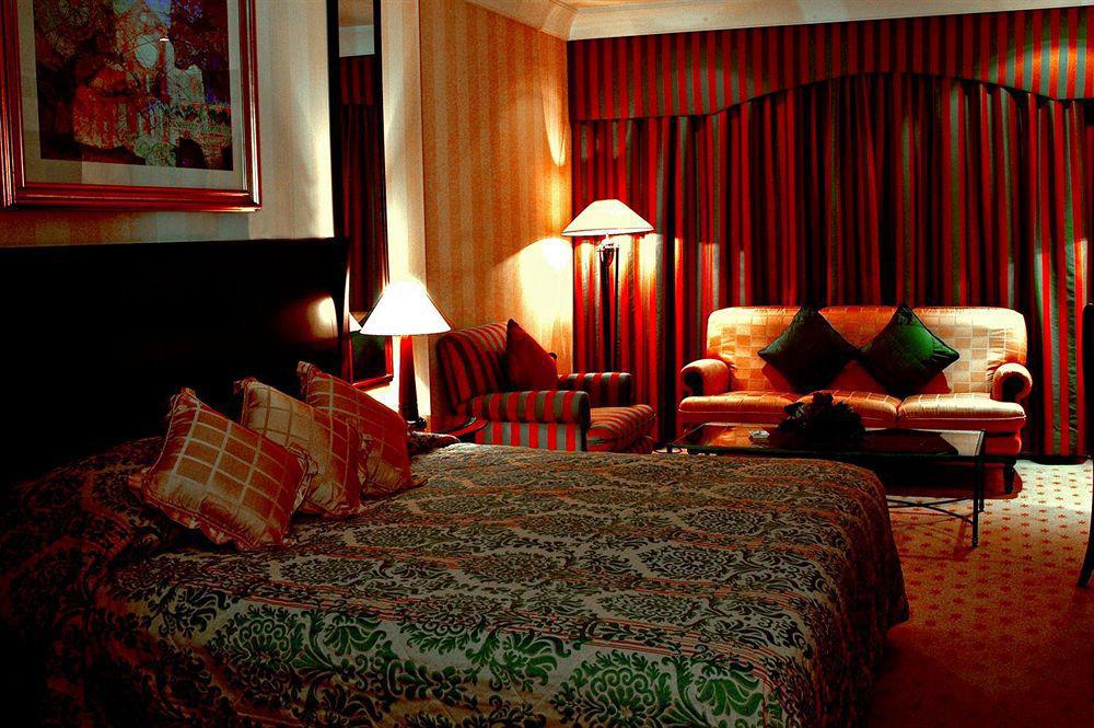 Le Meridien Jeddah Exterior photo A bedroom at the hotel